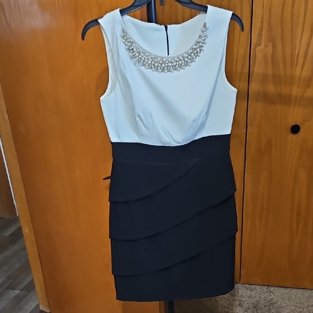 Elegant Black and White Sleeveless Dress